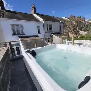 bright-3-bedroom-house-with-hot-tub.cardiffhotelswales.com/