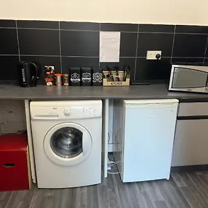 Homestay Central Location, Close To Bars Restaurants And Train Stations, London