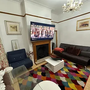 Apartment 4 Double Bed Family 15 Mins From Central Ldn, London